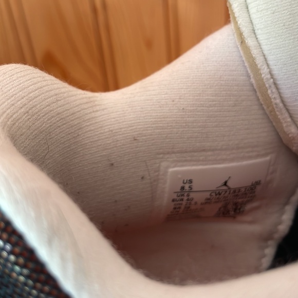 🔥DEAL🔥 Air Jordan Sneakers in Black and Orange - Picture 8 of 8